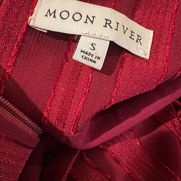 Red flowy dress with cutout detailing - Picture 4 of 4